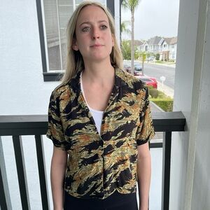 Forever 21 cropped button up camo womens size small